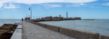 CADIZ, İspanya - 30 Nisan 2023: 30 Nisan 2023 tarihinde İspanya 'nın Cadiz kentindeki Saint Sebastian Kalesi' ne giden yol