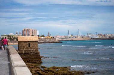 CADIZ, İspanya - 30 Nisan 2023: 30 Nisan 2023 tarihinde İspanya 'nın Cadiz kentindeki Saint Sebastian Kalesi' ne giden yol
