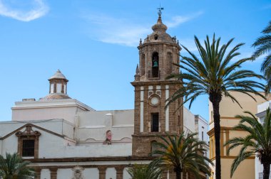 CADIZ, İspanya - 30 Nisan 2023: 30 Nisan 2023 tarihinde İspanya 'nın Cadiz kentindeki tarihi şehir merkezinde katedral meydanı