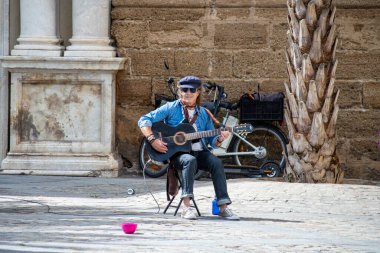 CADIZ, İspanya - 30 Nisan 2023: 30 Nisan 2023 tarihinde İspanya 'nın Cadiz kentindeki Katedral meydanında sokak müzisyeni