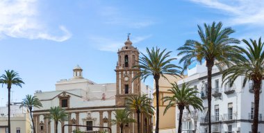 CADIZ, İspanya - 30 Nisan 2023: 30 Nisan 2023 tarihinde İspanya 'nın Cadiz kentindeki tarihi şehir merkezinde katedral meydanı