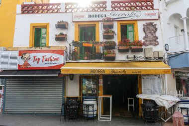 TORREMOLINOS, İspanya - 4 Mayıs 2023: İspanya 'nın Torremolinos kentindeki şehir merkezinde yürüyüş