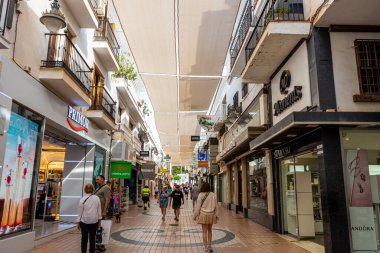 TORREMOLINOS, İspanya - 4 Mayıs 2023: İspanya 'nın Torremolinos kentindeki şehir merkezinde yürüyüş