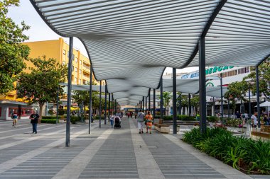 TORREMOLINOS, İspanya - 4 Mayıs 2023: İspanya 'nın Torremolinos kentindeki şehir merkezinde yürüyüş