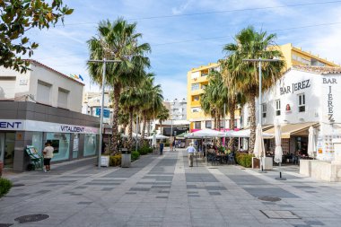 TORREMOLINOS, İspanya - 4 Mayıs 2023: İspanya 'nın Torremolinos kentindeki şehir merkezinde yürüyüş