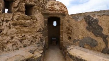 CADIZ, İspanya - 30 Nisan 2023: Cadiz, İspanya Saint Catalina Şatosu 30 Nisan 2023
