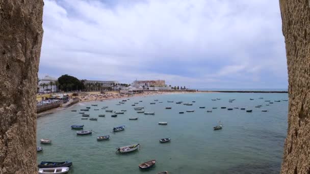 Cadiz Spanya Nisan 2023 Cadiz Spanya Caleta Sahilinde Tekneler — Stok video