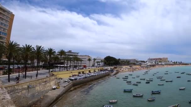 Cadiz Spagna Aprile 2023 Barche Sulla Spiaggia Caleta Cadice Spagna — Video Stock