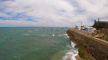 CADIZ, İspanya - 30 Nisan 2023: 30 Nisan 2023 'te İspanya' nın Cadiz kentindeki Cadiz gezintisinden Atlantik Okyanusu 'nun panoramik manzarası