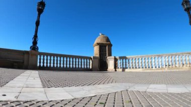 CADIZ, İspanya - 30 Nisan 2023: 30 Nisan 2023 'te İspanya' nın Cadiz kentinde deniz kıyısında gezinti