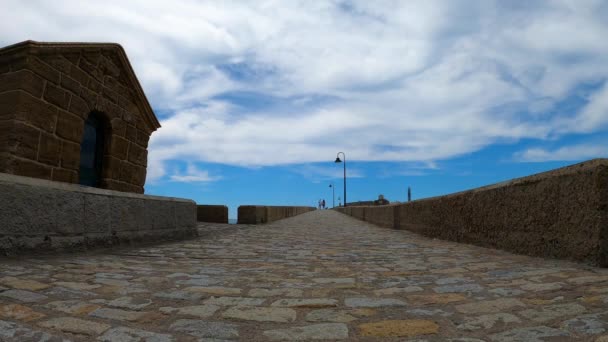 Cadiz Ισπανια Απριλιου 2023 Δρόμος Προς Κάστρο Του Αγίου Σεβαστιανού — Αρχείο Βίντεο