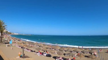 BENALMADENA, İspanya - 7 Mayıs 2023: Benalmadena, İspanya 'da deniz gezintisi, 7 Mayıs 2023