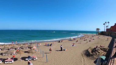 BENALMADENA, İspanya - 7 Mayıs 2023: Benalmadena, İspanya 'da deniz gezintisi, 7 Mayıs 2023