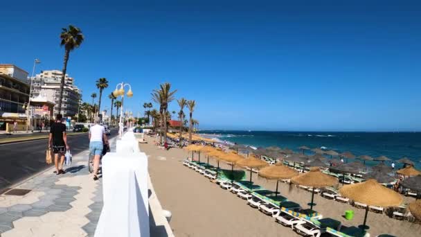 Benalmadena Spanien Maj 2023 Vandring Strandpromenade Benalmadena Spanien 2023 – Stock-video