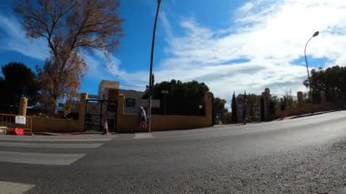 BENALMADENA, İspanya - 13 Mayıs 2023: İspanya 'nın Benalmadena kentindeki Costa del Sol caddelerinde bisiklet yarışları