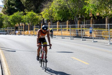 BENALMADENA, İspanya - 13 Mayıs 2023: İspanya 'nın Benalmadena kentindeki Costa del Sol caddelerinde bisiklet yarışları