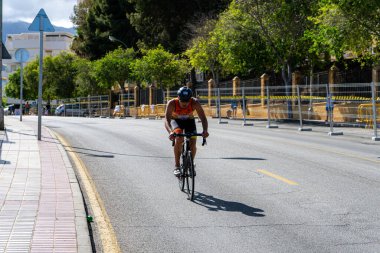 BENALMADENA, İspanya - 13 Mayıs 2023: İspanya 'nın Benalmadena kentindeki Costa del Sol caddelerinde bisiklet yarışları