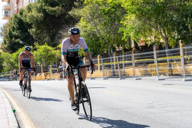 BENALMADENA, İspanya - 13 Mayıs 2023: İspanya 'nın Benalmadena kentindeki Costa del Sol caddelerinde bisiklet yarışları