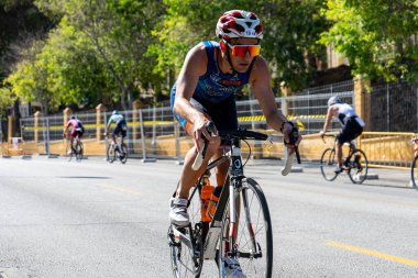 BENALMADENA, İspanya - 13 Mayıs 2023: İspanya 'nın Benalmadena kentindeki Costa del Sol caddelerinde bisiklet yarışları