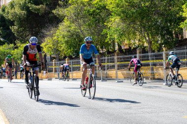 BENALMADENA, İspanya - 13 Mayıs 2023: İspanya 'nın Benalmadena kentindeki Costa del Sol caddelerinde bisiklet yarışları