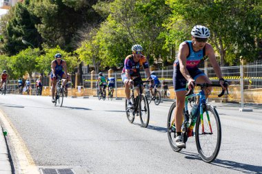 BENALMADENA, İspanya - 13 Mayıs 2023: İspanya 'nın Benalmadena kentindeki Costa del Sol caddelerinde bisiklet yarışları