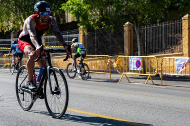 BENALMADENA, İspanya - 13 Mayıs 2023: İspanya 'nın Benalmadena kentindeki Costa del Sol caddelerinde bisiklet yarışları