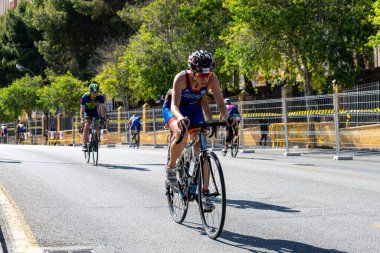 BENALMADENA, İspanya - 13 Mayıs 2023: İspanya 'nın Benalmadena kentindeki Costa del Sol caddelerinde bisiklet yarışları