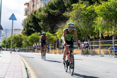 BENALMADENA, İspanya - 13 Mayıs 2023: İspanya 'nın Benalmadena kentindeki Costa del Sol caddelerinde bisiklet yarışları