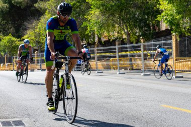 BENALMADENA, İspanya - 13 Mayıs 2023: İspanya 'nın Benalmadena kentindeki Costa del Sol caddelerinde bisiklet yarışları