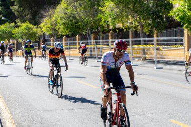 BENALMADENA, İspanya - 13 Mayıs 2023: İspanya 'nın Benalmadena kentindeki Costa del Sol caddelerinde bisiklet yarışları