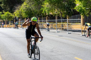 BENALMADENA, İspanya - 13 Mayıs 2023: İspanya 'nın Benalmadena kentindeki Costa del Sol caddelerinde bisiklet yarışları