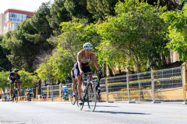 BENALMADENA, İspanya - 13 Mayıs 2023: İspanya 'nın Benalmadena kentindeki Costa del Sol caddelerinde bisiklet yarışları