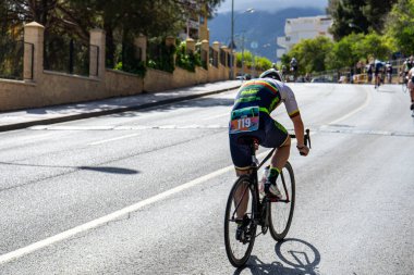 BENALMADENA, İspanya - 13 Mayıs 2023: İspanya 'nın Benalmadena kentindeki Costa del Sol caddelerinde bisiklet yarışları