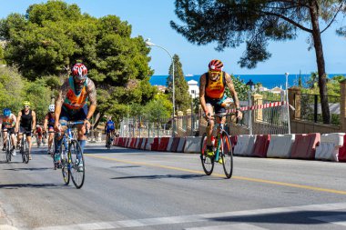 BENALMADENA, İspanya - 13 Mayıs 2023: İspanya 'nın Benalmadena kentindeki Costa del Sol caddelerinde bisiklet yarışları