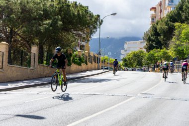 BENALMADENA, İspanya - 13 Mayıs 2023: İspanya 'nın Benalmadena kentindeki Costa del Sol caddelerinde bisiklet yarışları