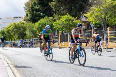 BENALMADENA, İspanya - 13 Mayıs 2023: İspanya 'nın Benalmadena kentindeki Costa del Sol caddelerinde bisiklet yarışları