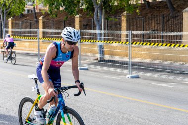 BENALMADENA, İspanya - 13 Mayıs 2023: İspanya 'nın Benalmadena kentindeki Costa del Sol caddelerinde bisiklet yarışları