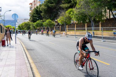 BENALMADENA, İspanya - 13 Mayıs 2023: İspanya 'nın Benalmadena kentindeki Costa del Sol caddelerinde bisiklet yarışları