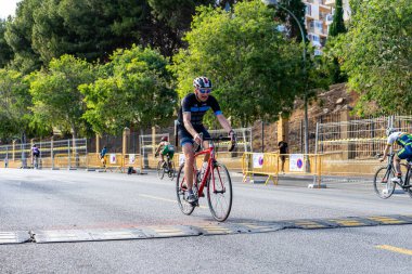 BENALMADENA, İspanya - 13 Mayıs 2023: İspanya 'nın Benalmadena kentindeki Costa del Sol caddelerinde bisiklet yarışları