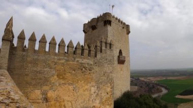 ALMODOVAR DEL RIO, SPAIN - FERBUARY 12, 2023: Almodovar kalesi (Castillo de Almodvar del Ro), 12 Şubat 2023 tarihinde İspanya 'nın Almodovar del Rio kentinde Müslümanların kalesi.