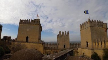 ALMODOVAR DEL RIO, SPAIN - FERBUARY 12, 2023: Almodovar kalesi (Castillo de Almodvar del Ro), 12 Şubat 2023 tarihinde İspanya 'nın Almodovar del Rio kentinde Müslümanların kalesi.