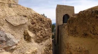 JAEN, İspanya - 6 Nisan 2023: Güneşli bir günde İspanya 'nın Jaen kentinde Santa Catalina Ortaçağ Şatosu