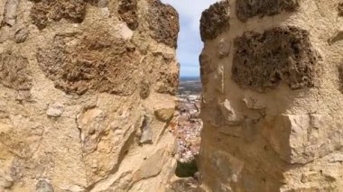 JAEN, İspanya - 6 Nisan 2023: 6 Nisan 2023 'te İspanya' nın Jaen kentinde güneşli bir günde Santa Catalina Ortaçağ kalesinden panoramik şehir manzarası