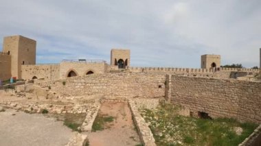 JAEN, İspanya - 6 Nisan 2023: Güneşli bir günde İspanya 'nın Jaen kentinde Santa Catalina Ortaçağ Şatosu