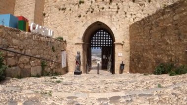 JAEN, İspanya - 6 Nisan 2023: Güneşli bir günde İspanya 'nın Jaen kentinde Santa Catalina Ortaçağ Şatosu