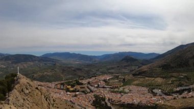 JAEN, İspanya - 6 Nisan 2023: 6 Nisan 2023 'te İspanya' nın Jaen kentinde güneşli bir günde Santa Catalina Ortaçağ kalesinden panoramik şehir manzarası