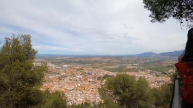 JAEN, İspanya - 6 Nisan 2023: 6 Nisan 2023 'te İspanya' nın Jaen kentinde güneşli bir günde Santa Catalina Ortaçağ kalesinden panoramik şehir manzarası