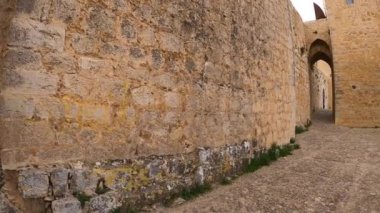 JAEN, İspanya - 6 Nisan 2023: Güneşli bir günde İspanya 'nın Jaen kentinde Santa Catalina Ortaçağ Şatosu