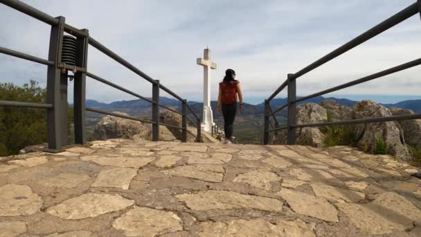 Джен Испания Апреля 2023 Года Женщина Каменной Дороге Возле Средневекового — стоковое видео
