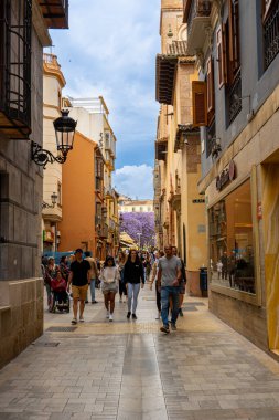 MALAGA, İspanya - 20 Mayıs 2023: Malaga, İspanya 'da Madre de Dios caddesinde yürüyüş (Madre de Dios)